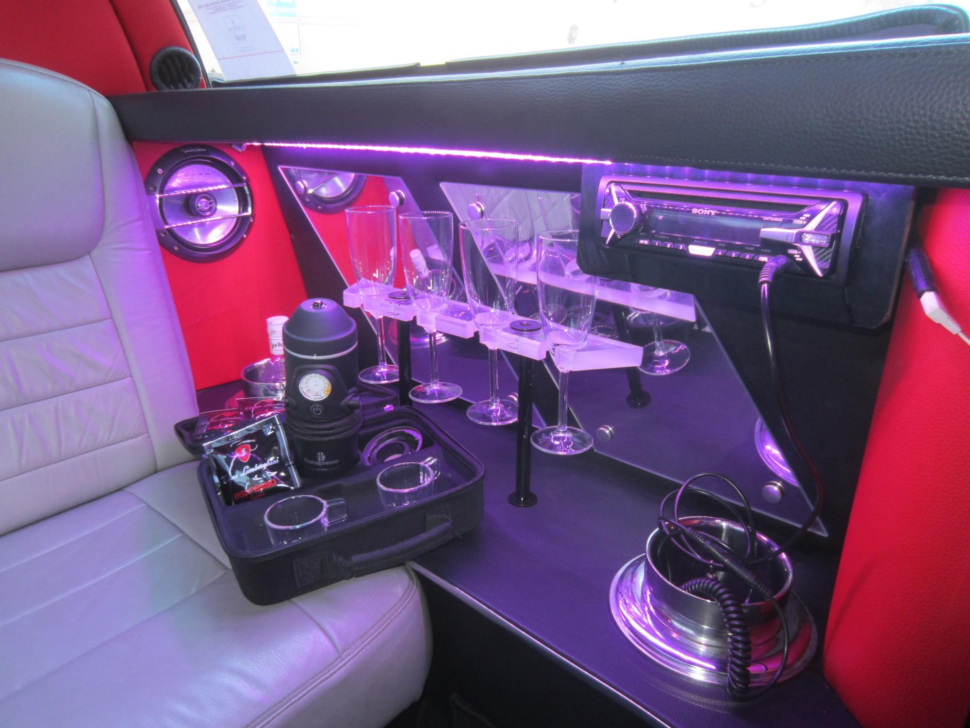 Handpresso v limuzíně Lincoln Town Car 120"